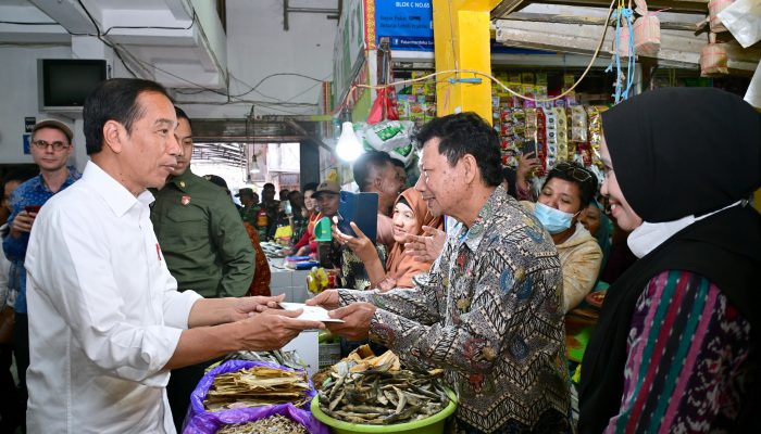 Presiden Jokowi Kecimpung di Pasar Merdeka, Harga Kebutuhan Pokok “Oke Boomer”!