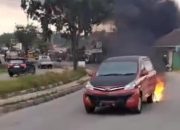 Heboh, Guys! Minibus Keren Terbakar di Rawa Makmur Palaran