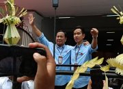 Prabowo-Gibran Beraksi Pakai Kemeja Biru di KPU