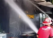 Cafe di Jalan Siradj Salm, Samarinda Ulu Terbakar! Petugas Disdamkar Cepat Merespon