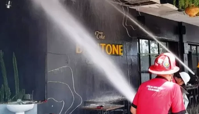Cafe di Jalan Siradj Salm, Samarinda Ulu Terbakar! Petugas Disdamkar Cepat Merespon