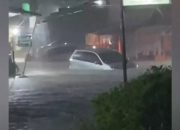 Viral Abis! Mobil Minibus Hanyut Kena Banjir di Samarinda