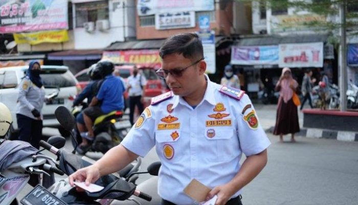 Parkir Sembarangan Masih Marak, Dishub Samarinda Gelar Patroli Ketat di Ruas Utama Kota Parkir Sembarangan Masih Marak, Dishub Samarinda Gelar Patroli Ketat di Ruas Utama Kota