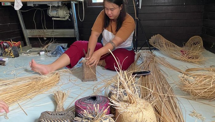 Pengrajin Rotan Tenggarong Masih Bertahan di Tengah Sulitnya Bahan Baku