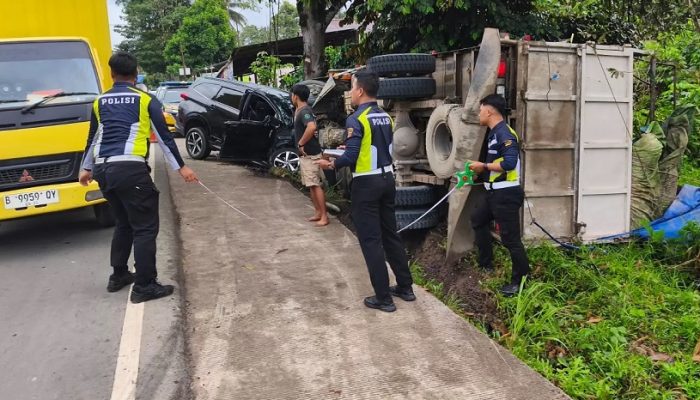 Toyota Rush Ringsek Dihantam Truk Kernel di Samarinda Utara