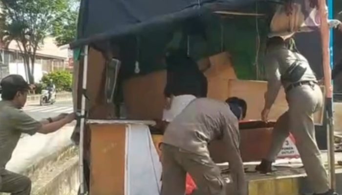 Satpol PP Samarinda Bongkar Bangunan Kumuh Dekat Mie Gacoan