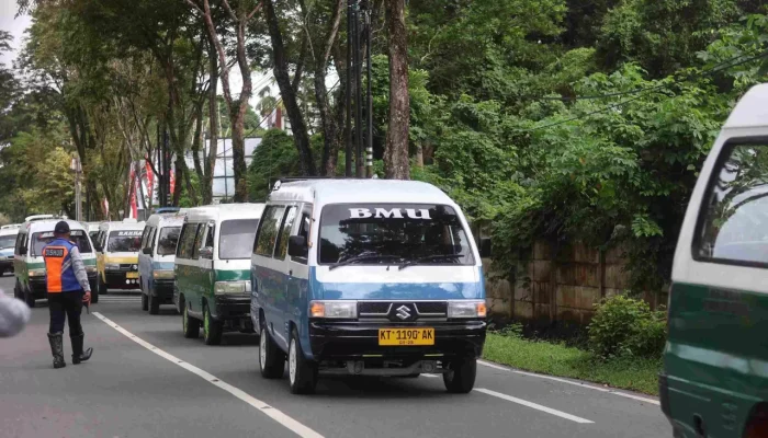 Angkot Balikpapan Terancam Punah, Pendapatan Sopir Kritis!