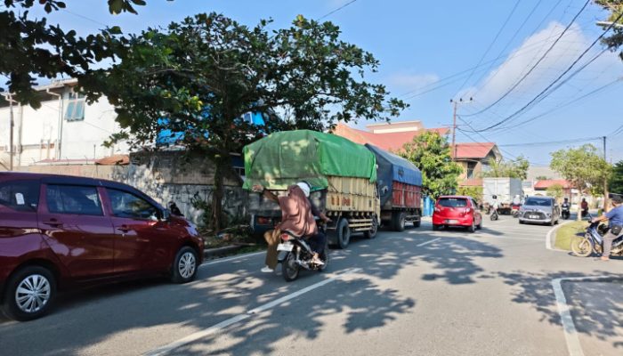Truk Parkir Sembarangan di Jalan Pattimura Bontang, Warga Gerah!
