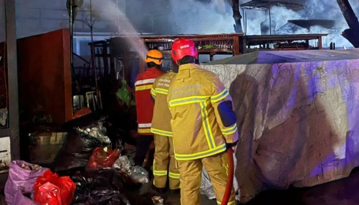 Balikpapan Geger! Api Lahap Gerobak di Dekat Samsat Ruhui Rahayu