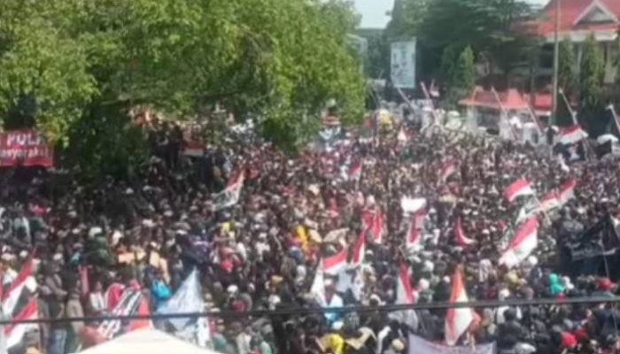 DEMO PATI: Ribuan Warga Pati Gelar Demo Minta Bupati Mundur
