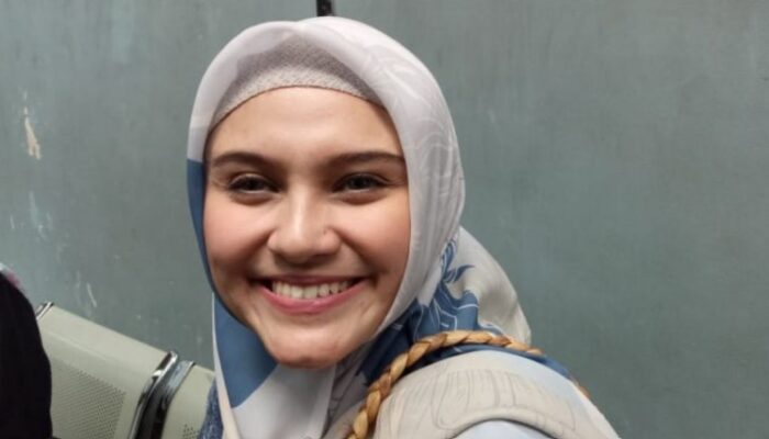 Profil Zee Zee Shahab: Dari Penyanyi Cilik, Ustadzah Film, hingga Doktor Seni