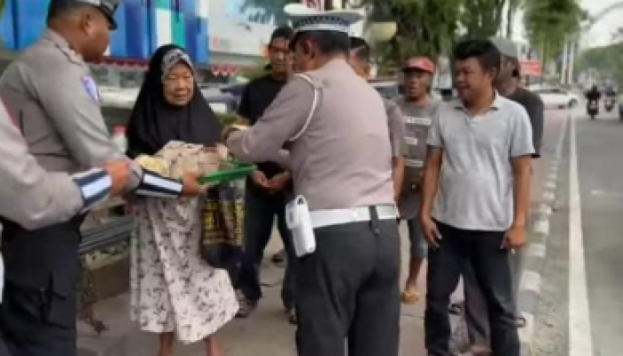 Jumat Berkah di Balikpapan, Satlantas Berbagi untuk Warga