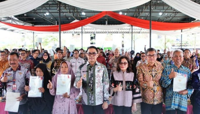 Andi Harun Bagikan Sertifikat Tanah untuk Warga Samarinda, Begini Pesannya
