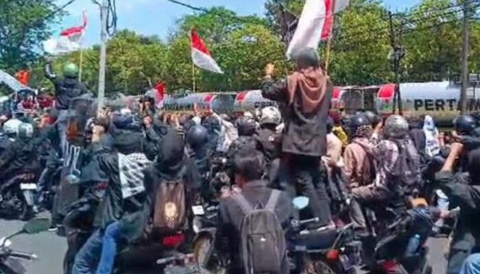 Demo Indonesia 2025: BEM SI Surabaya Tuntut Transparansi dan Reformasi Polri