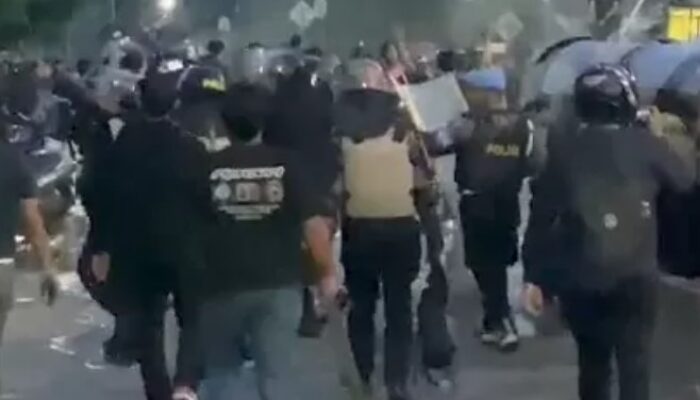 Demo Samarinda, Polisi Bubarkan Massa dengan Gas Air Mata
