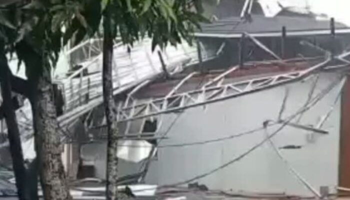 Atap Cafe Panorama Samarinda Ambruk Diterjang Angin Kencang