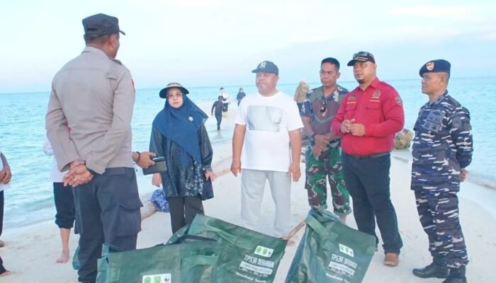 Gamalis Pimpin Bersih-Bersih Pantai Gusung Sanggalau Demi Pariwisata Berau