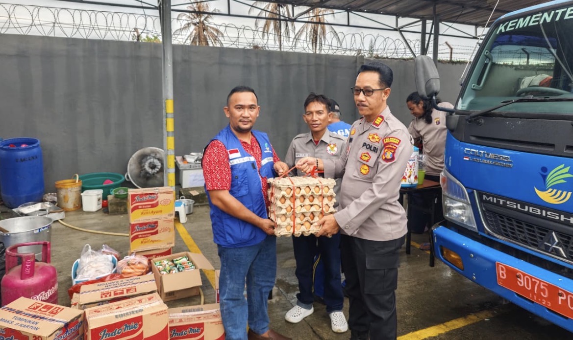 Polsek Samarinda Kota dan Relawan ITS Salurkan Bantuan untuk Korban Kebakaran