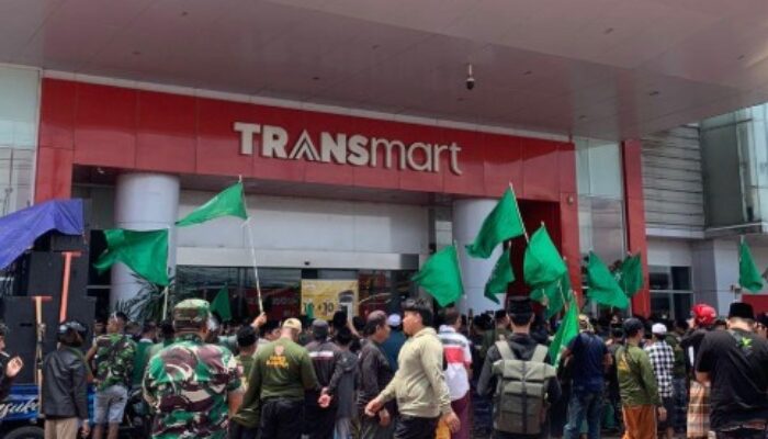 Aksi Protes Meluas Terhadap Tayangan Xpose Uncensored Trans7, Santri Geruduk Transmart