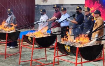 Bea Cukai Bontang Tindak Tegas Barang Ilegal, 93 Ribu Batang Rokok Dimusnahkan Bea Cukai Bontang Tindak Tegas Barang Ilegal, 93 Ribu Batang Rokok Dimusnahkan