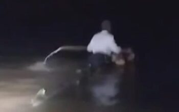 Perjalanan Berbahaya, Pria dari Kubar Arungi Sungai ke Samarinda Menggunakan Batang Kayu Perjalanan Berbahaya, Pria dari Kubar Arungi Sungai ke Samarinda Menggunakan Batang Kayu