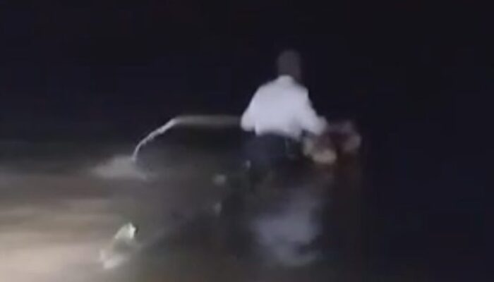 Perjalanan Berbahaya, Pria dari Kubar Arungi Sungai ke Samarinda Menggunakan Batang Kayu