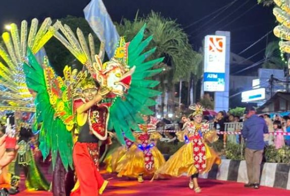 Hari Jadi ke-27 Bontang: Karnaval Warna-Warni Penuhi Jalan Protokol Meski Hujan Deras Hari Jadi ke-27 Bontang: Karnaval Warna-Warni Penuhi Jalan Protokol Meski Hujan Deras