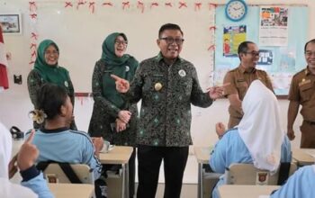 Wakil Wali Kota Samarinda Kunjungi Sekolah untuk Program UKS dan MBG Wakil Wali Kota Samarinda Kunjungi Sekolah untuk Program UKS dan MBG