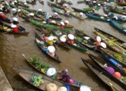 Pasar Apung Sungai Martapura: Tradisi Dagang di Tengah Sungai Pasar Apung Sungai Martapura: Tradisi Dagang di Tengah Sungai