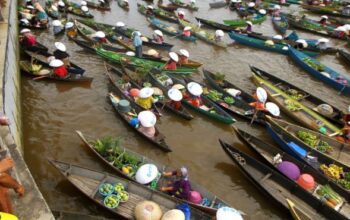 Pasar Apung Sungai Martapura: Tradisi Dagang di Tengah Sungai Pasar Apung Sungai Martapura: Tradisi Dagang di Tengah Sungai