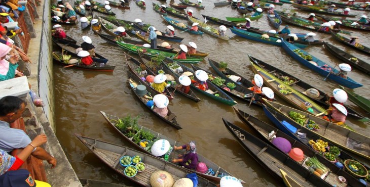 Pasar Apung Sungai Martapura: Tradisi Dagang di Tengah Sungai Pasar Apung Sungai Martapura: Tradisi Dagang di Tengah Sungai