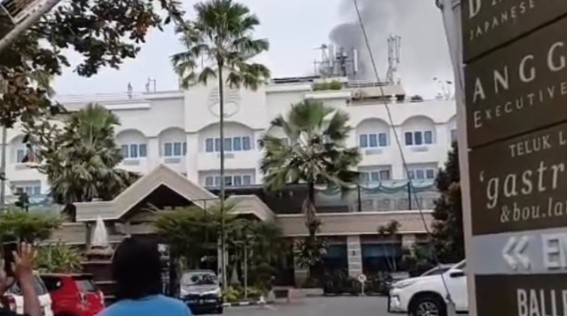 Hotel Senyiur Terbakar pada Pagi Hari, Puluhan Mobil Damkar Dikerahkan Hotel Senyiur Terbakar pada Pagi Hari, Puluhan Mobil Damkar Dikerahkan