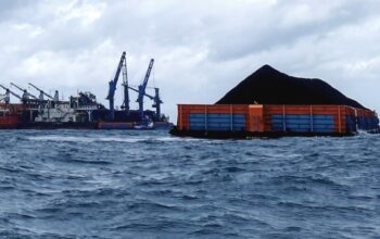 Tim SAR Lakukan Pencarian di Perairan Kukar Setelah Kapal Tenggelam Tim SAR Lakukan Pencarian di Perairan Kukar Setelah Kapal Tenggelam