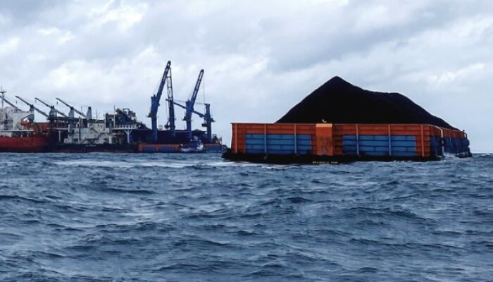 Tim SAR Lakukan Pencarian di Perairan Kukar Setelah Kapal Tenggelam Tim SAR Lakukan Pencarian di Perairan Kukar Setelah Kapal Tenggelam