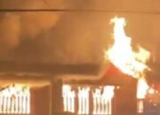 Api Lahap Rumah Kosong di Samarinda, BPBD Pastikan Tak Ada Korban Jiwa Api Lahap Rumah Kosong di Samarinda, BPBD Pastikan Tak Ada Korban Jiwa