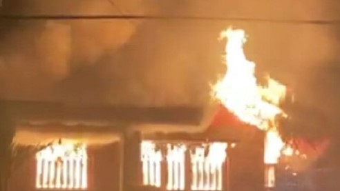 Api Lahap Rumah Kosong di Samarinda, BPBD Pastikan Tak Ada Korban Jiwa Api Lahap Rumah Kosong di Samarinda, BPBD Pastikan Tak Ada Korban Jiwa