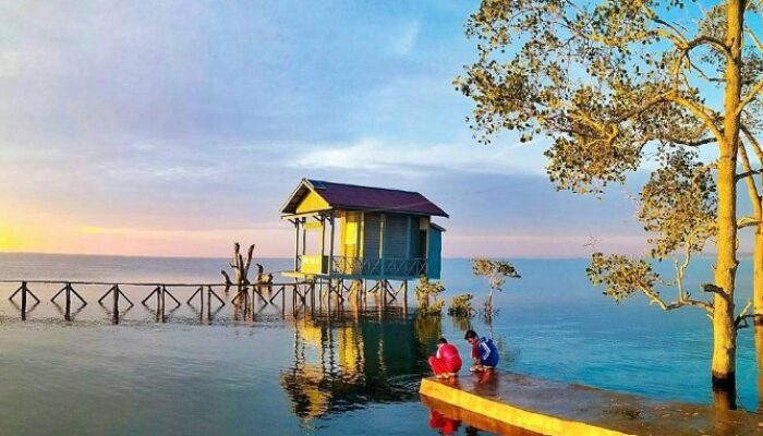 Menikmati Keindahan Alam di Pantai Kenyamukan