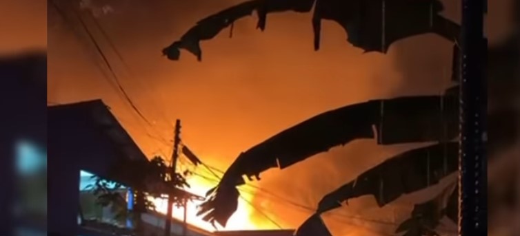 Dini Hari Mencekam, Kebakaran Hanguskan Rumah Warga di Air Hitam Samarinda Dini Hari Mencekam, Kebakaran Hanguskan Rumah Warga di Air Hitam Samarinda