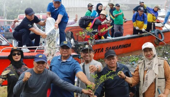 Pemkot Samarinda Gelar Aksi Bersih Sungai Karang Mumus dan Tebar 1.000 Benih Ikan