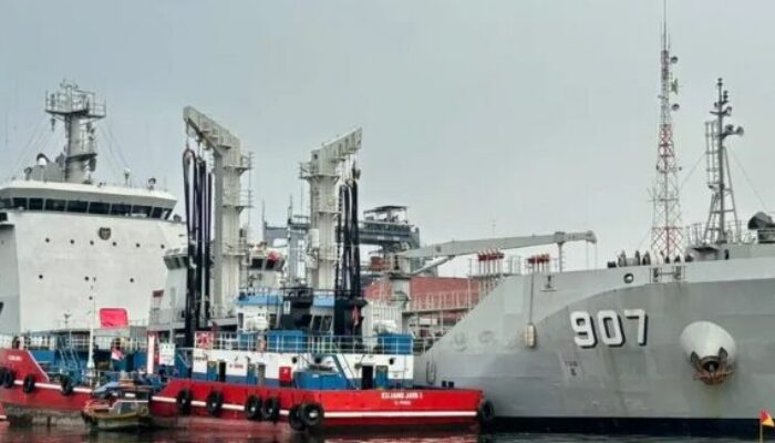 TNI AL Kerahkan KRI Bontang-907 untuk Bantu Banjir dan Longsor di Sumatra