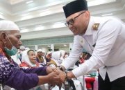 Seno Aji Sambut Haru Jamaah Haji Samarinda di Asrama Haji Balikpapan