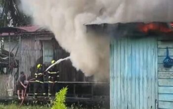 Peristiwa Kebakaran Gang 07, Kukar: Bangunan Kontrakan Ludes Dilalap Api Peristiwa Kebakaran Gang 07, Kukar: Bangunan Kontrakan Ludes Dilalap Api