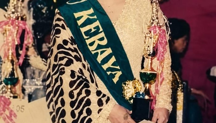 Ia Menjual Emas, Menunda Mimpi Kuliah, dan Tak Pernah Berhenti Memulai Lagi