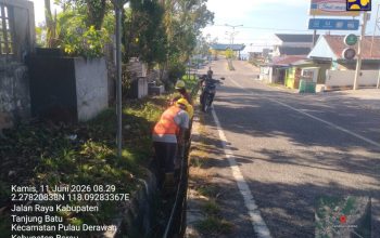 Program Padat Karya Berlanjut, BBPJN Kaltim Bersihkan Drainase Ruas Usiran–Tanjung Batu Menuju Dermaga Derawan