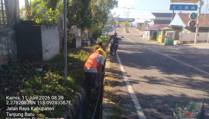Program Padat Karya Berlanjut, BBPJN Kaltim Bersihkan Drainase Ruas Usiran–Tanjung Batu Menuju Dermaga Derawan