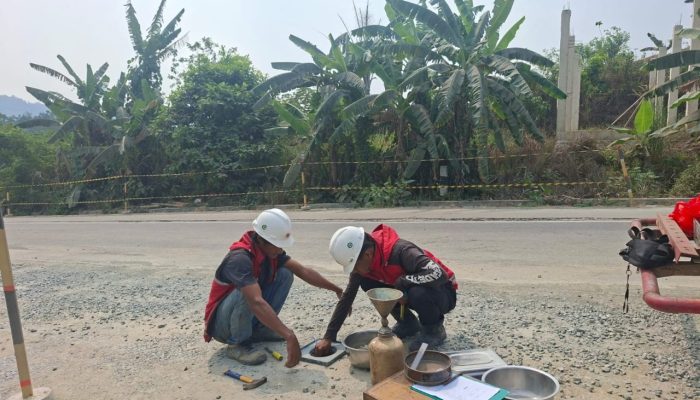 Jaga Mutu Penanganan Longsoran, BBPJN Kaltim Lakukan Uji Sand Cone di Ruas Santan-Bontang