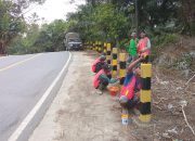 Padat Karya, BBPJN Kaltim Bersihkan dan Cat Bangunan Pelengkap Jalan Muara Wahau–Berau