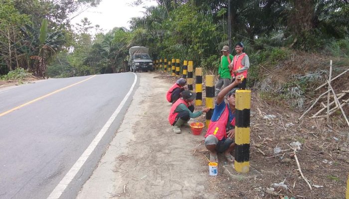 Padat Karya, BBPJN Kaltim Bersihkan dan Cat Bangunan Pelengkap Jalan Muara Wahau–Berau