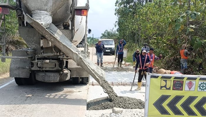 BBPJN Kaltim Perbaiki Beton Semen Ruas Simpang Perdau-Batu Ampar
