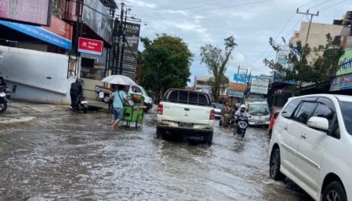 Air Pasang Bikin Jalan Gatot Subroto Samarinda Kebanjiran Tipis